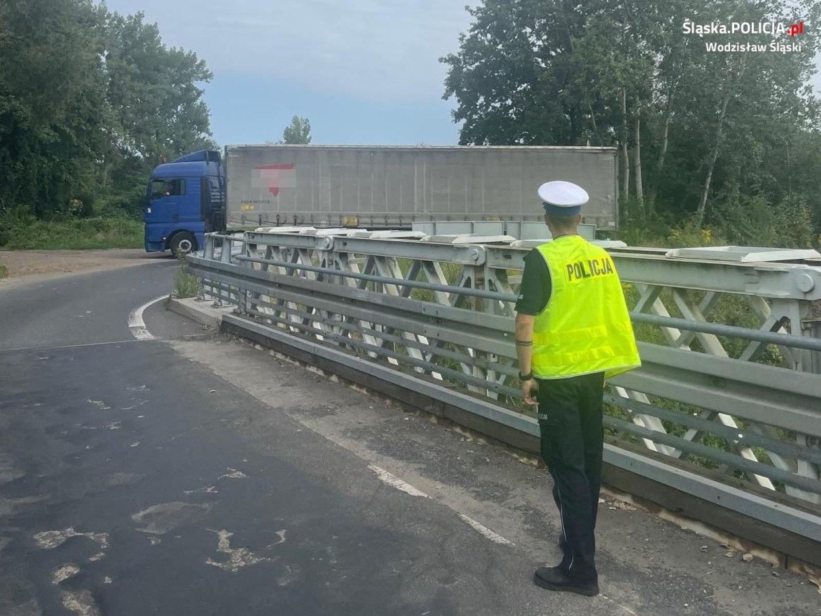 Zdjęcie w galerii na portalu naszwodzislaw.com: Gorzyce. Kierowca ciężarówki zignorował ograniczenie tonażu wiadomości z regionu