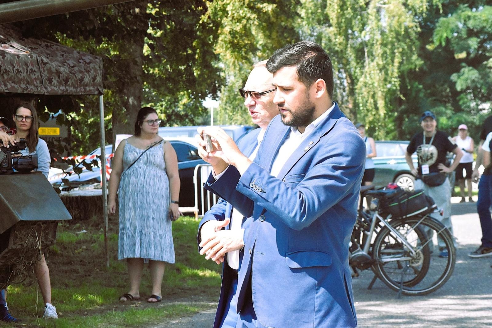 Zdjęcie w galerii na portalu naszwodzislaw.com: Tłumy na pierwszym plenerze filmowym z Franciszkiem Pieczką [FOTO] wiadomości z regionu