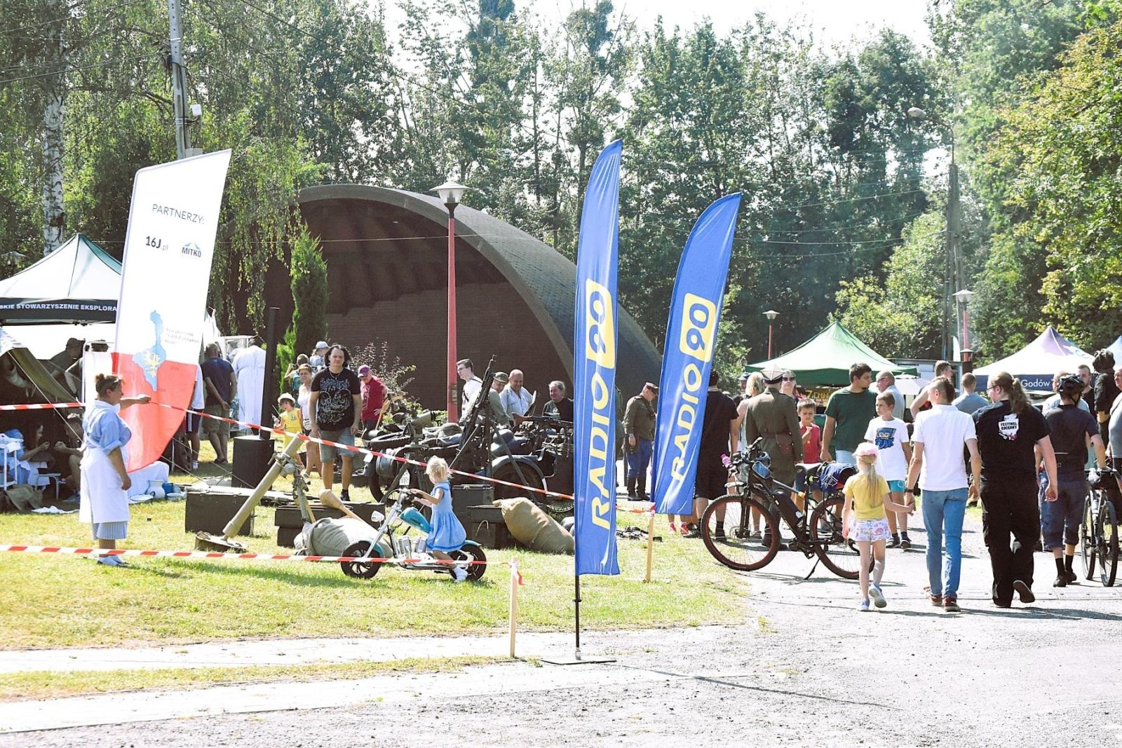 Zdjęcie w galerii na portalu naszwodzislaw.com: Tłumy na pierwszym plenerze filmowym z Franciszkiem Pieczką [FOTO] wiadomości z regionu