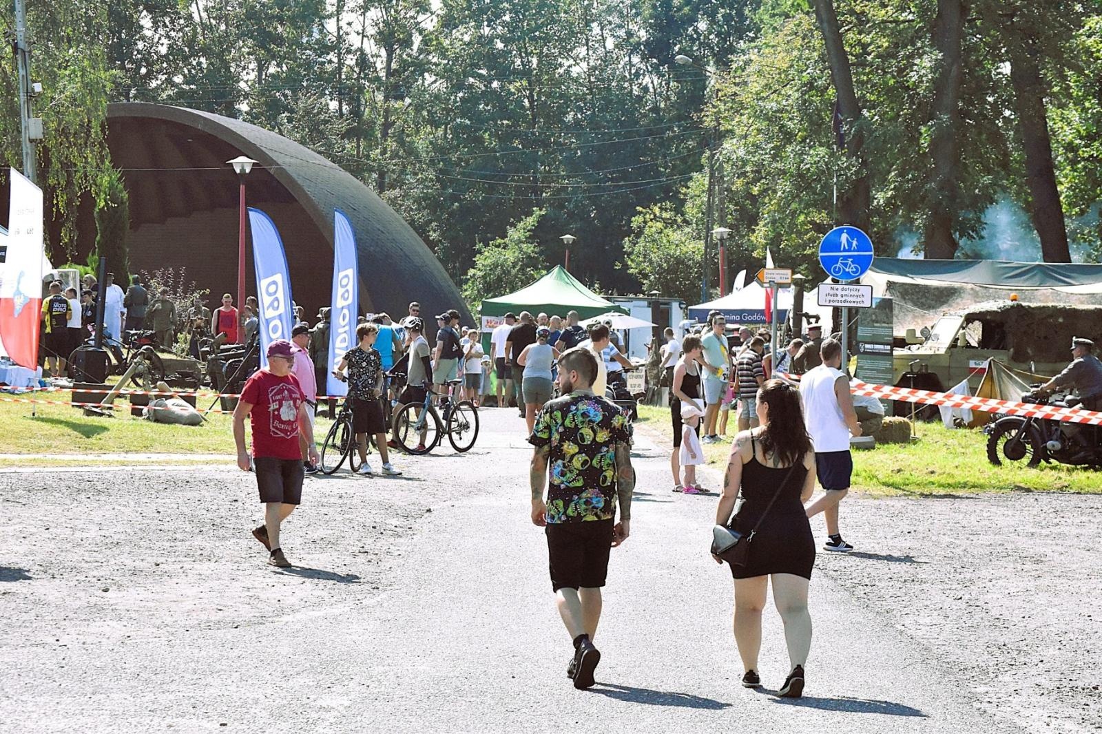 Zdjęcie w galerii na portalu naszwodzislaw.com: Tłumy na pierwszym plenerze filmowym z Franciszkiem Pieczką [FOTO] wiadomości z regionu