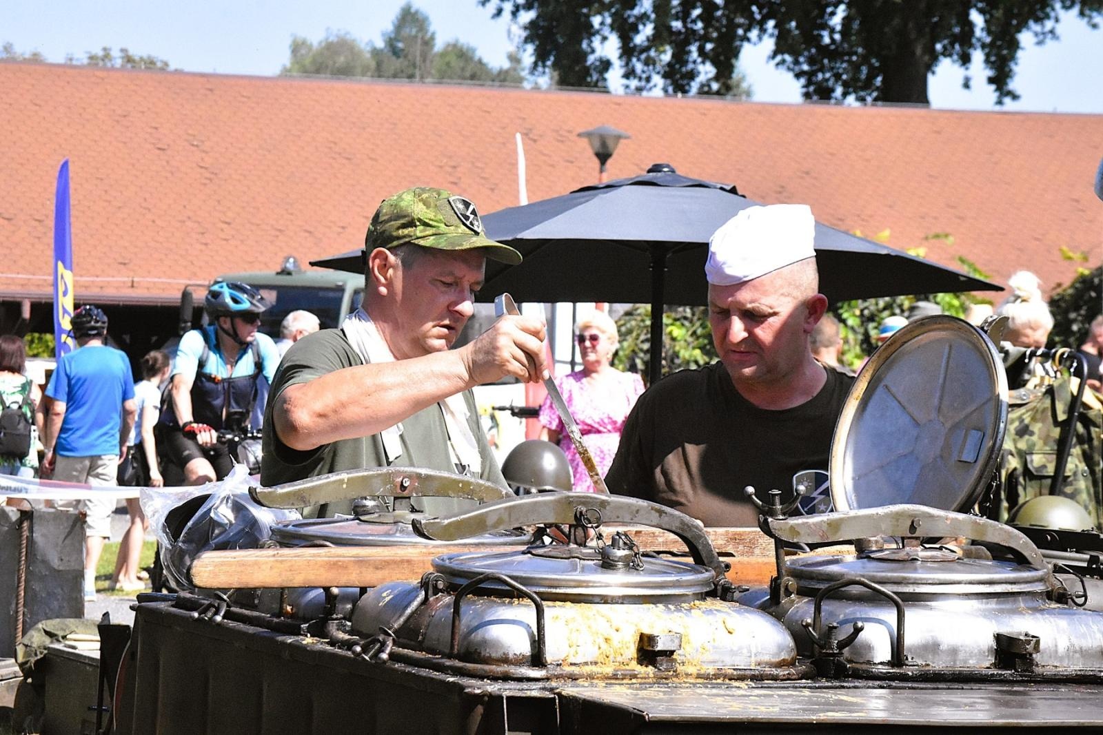Zdjęcie w galerii na portalu naszwodzislaw.com: Tłumy na pierwszym plenerze filmowym z Franciszkiem Pieczką [FOTO] wiadomości z regionu