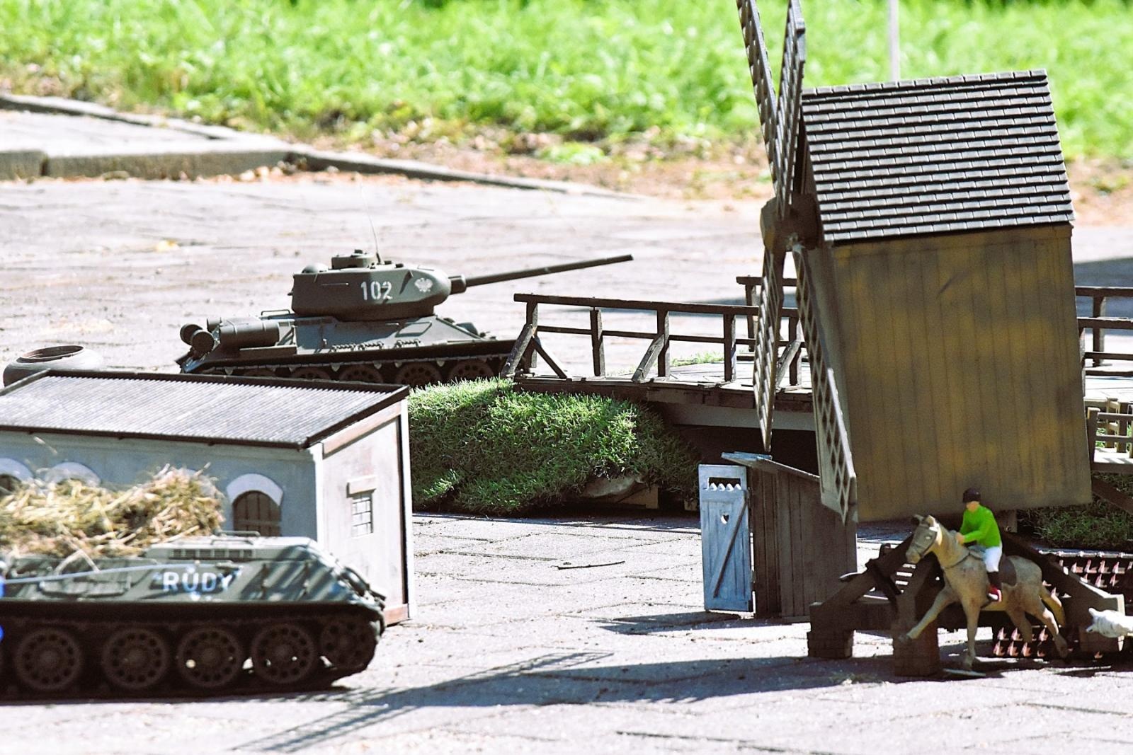 Zdjęcie w galerii na portalu naszwodzislaw.com: Tłumy na pierwszym plenerze filmowym z Franciszkiem Pieczką [FOTO] wiadomości z regionu
