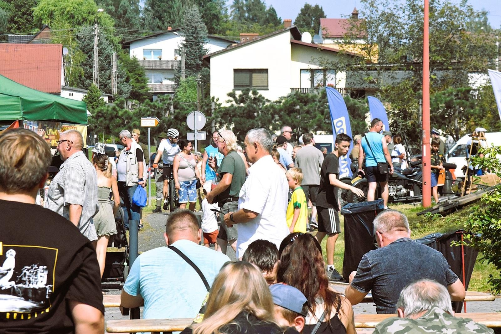 Zdjęcie w galerii na portalu naszwodzislaw.com: Tłumy na pierwszym plenerze filmowym z Franciszkiem Pieczką [FOTO] wiadomości z regionu