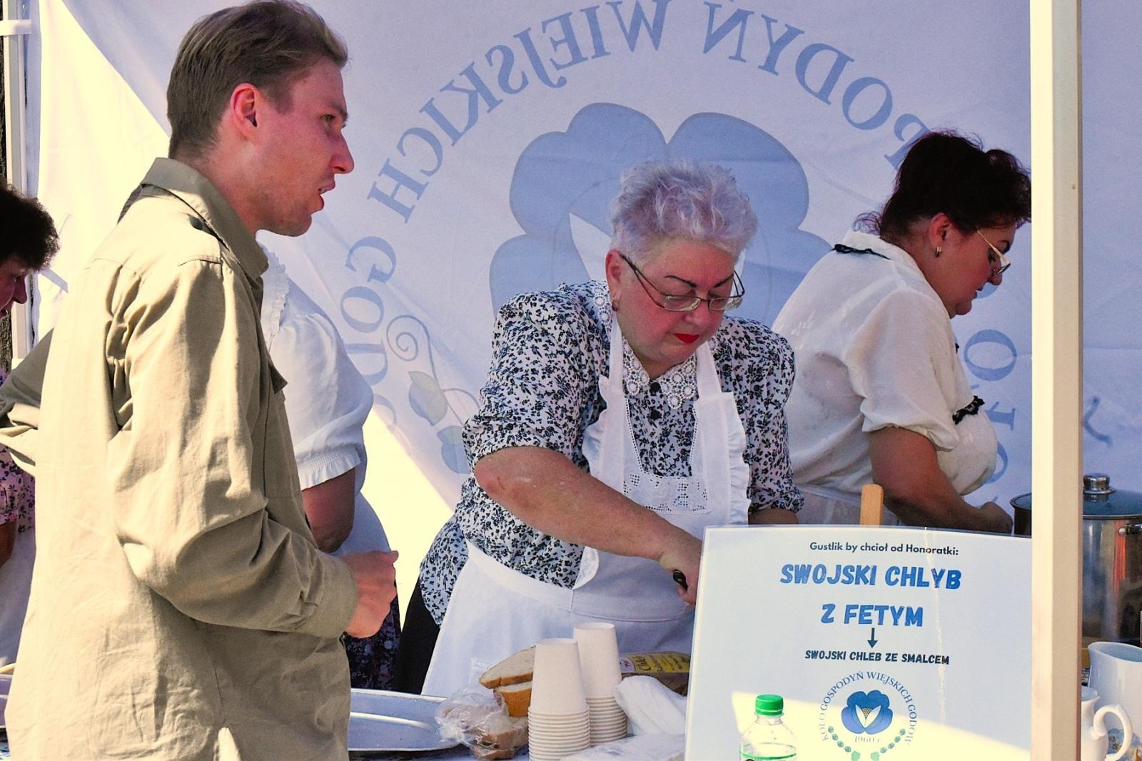 Zdjęcie w galerii na portalu naszwodzislaw.com: Tłumy na pierwszym plenerze filmowym z Franciszkiem Pieczką [FOTO] wiadomości z regionu