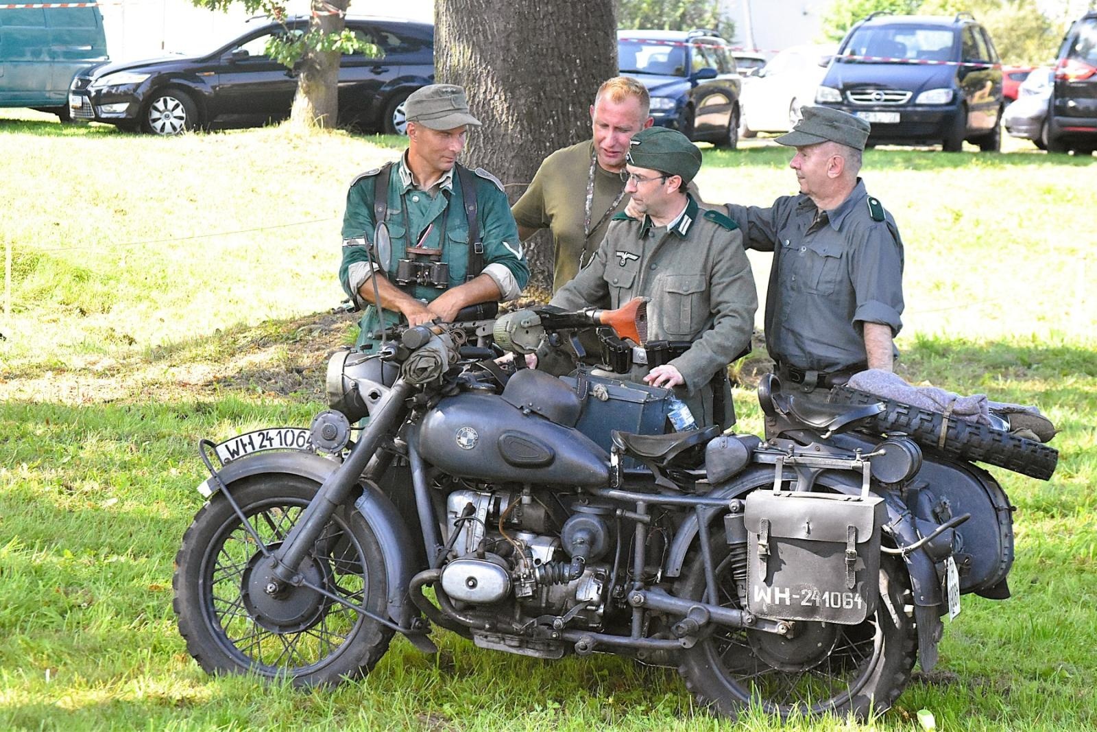 Zdjęcie w galerii na portalu naszwodzislaw.com: Tłumy na pierwszym plenerze filmowym z Franciszkiem Pieczką [FOTO] wiadomości z regionu
