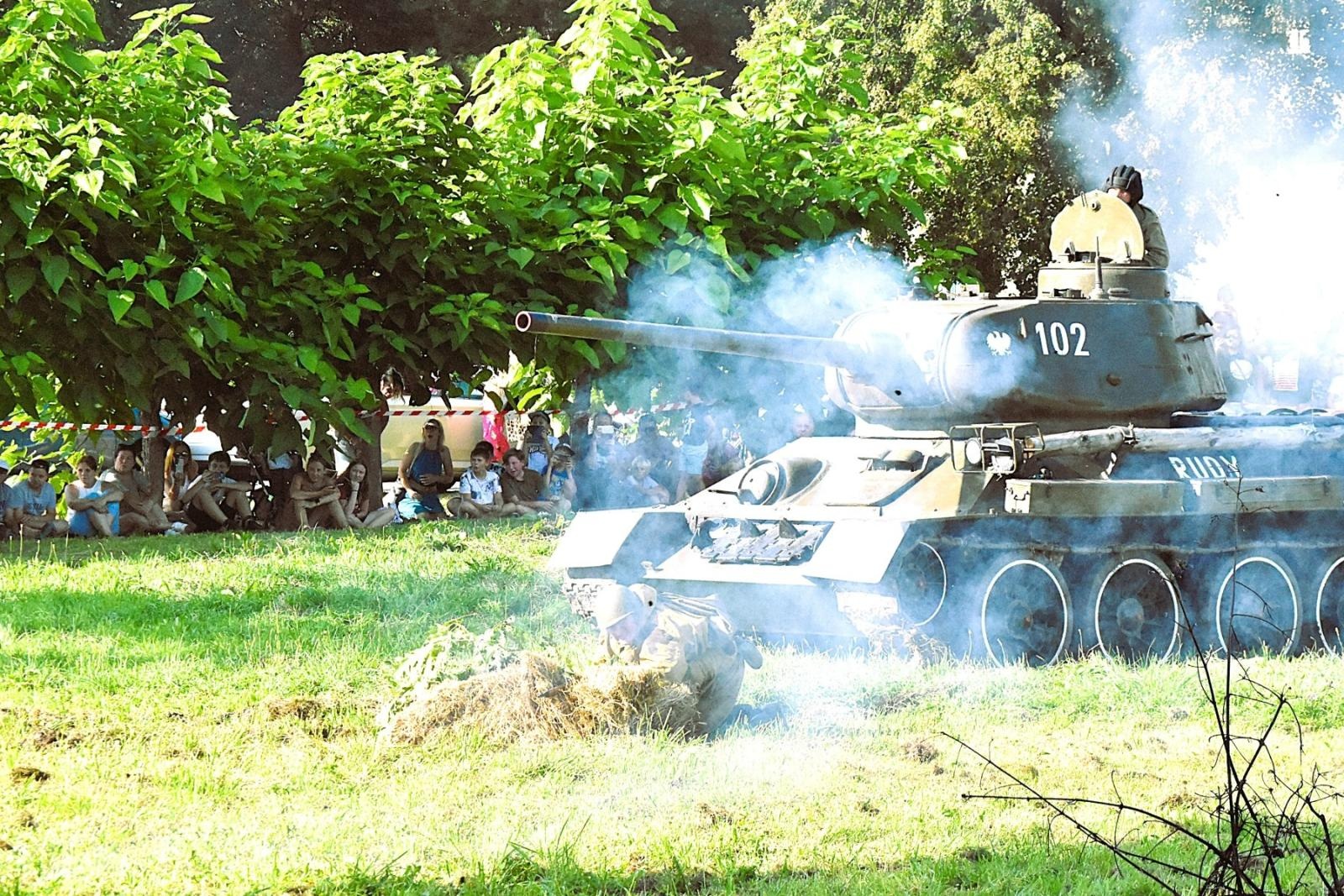 Zdjęcie w galerii na portalu naszwodzislaw.com: Tłumy na pierwszym plenerze filmowym z Franciszkiem Pieczką [FOTO] wiadomości z regionu