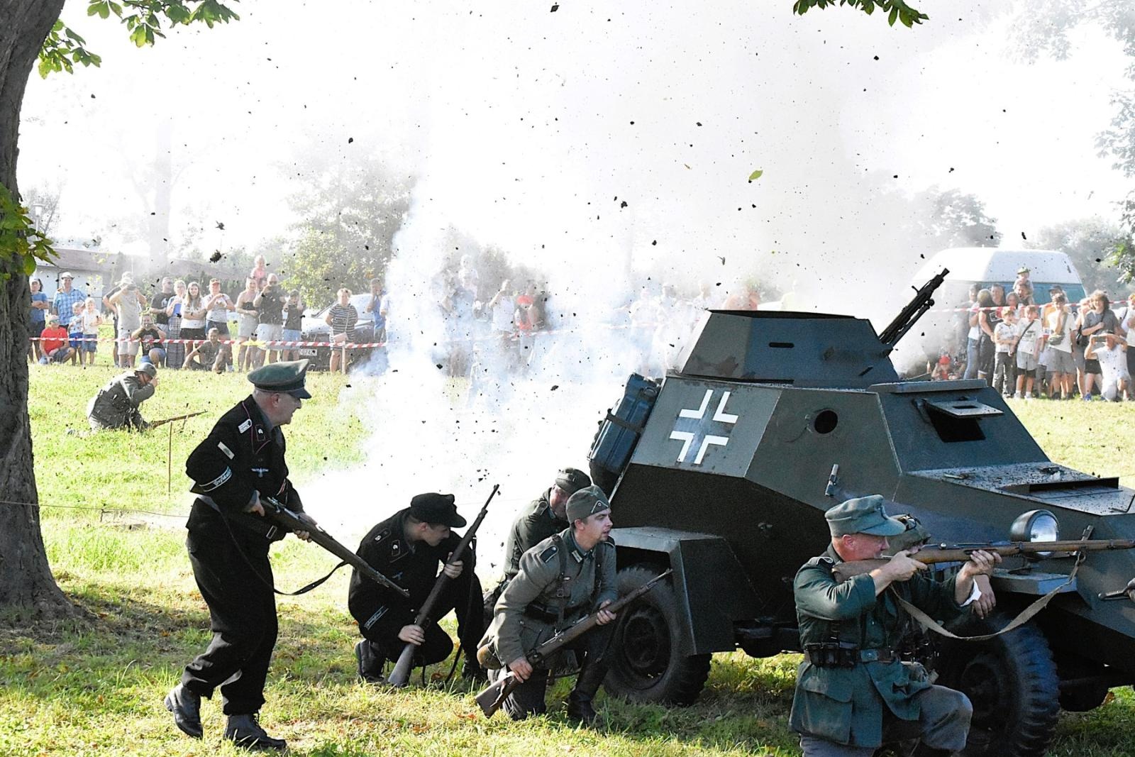 Zdjęcie w galerii na portalu naszwodzislaw.com: Tłumy na pierwszym plenerze filmowym z Franciszkiem Pieczką [FOTO] wiadomości z regionu