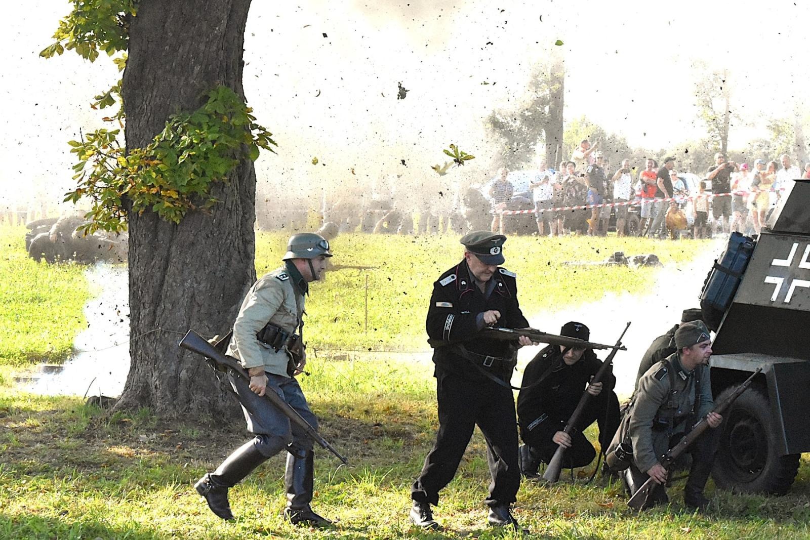 Zdjęcie w galerii na portalu naszwodzislaw.com: Tłumy na pierwszym plenerze filmowym z Franciszkiem Pieczką [FOTO] wiadomości z regionu