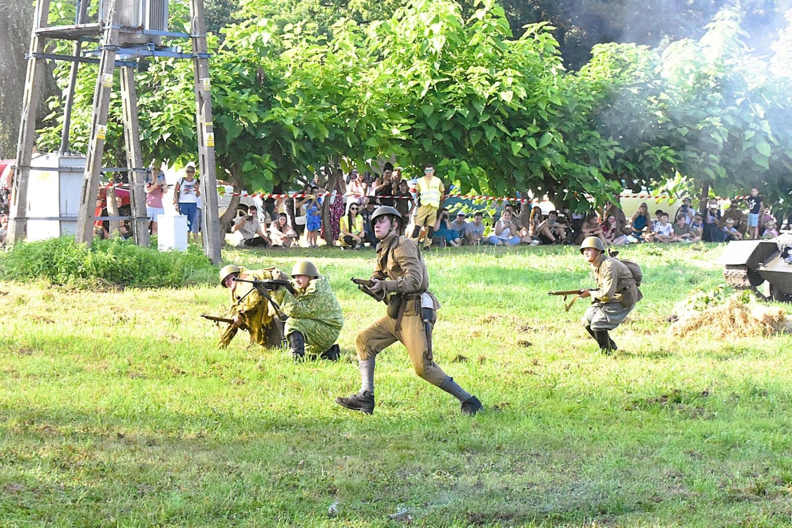 Zdjęcie w galerii na portalu naszwodzislaw.com: Tłumy na pierwszym plenerze filmowym z Franciszkiem Pieczką [FOTO] wiadomości z regionu