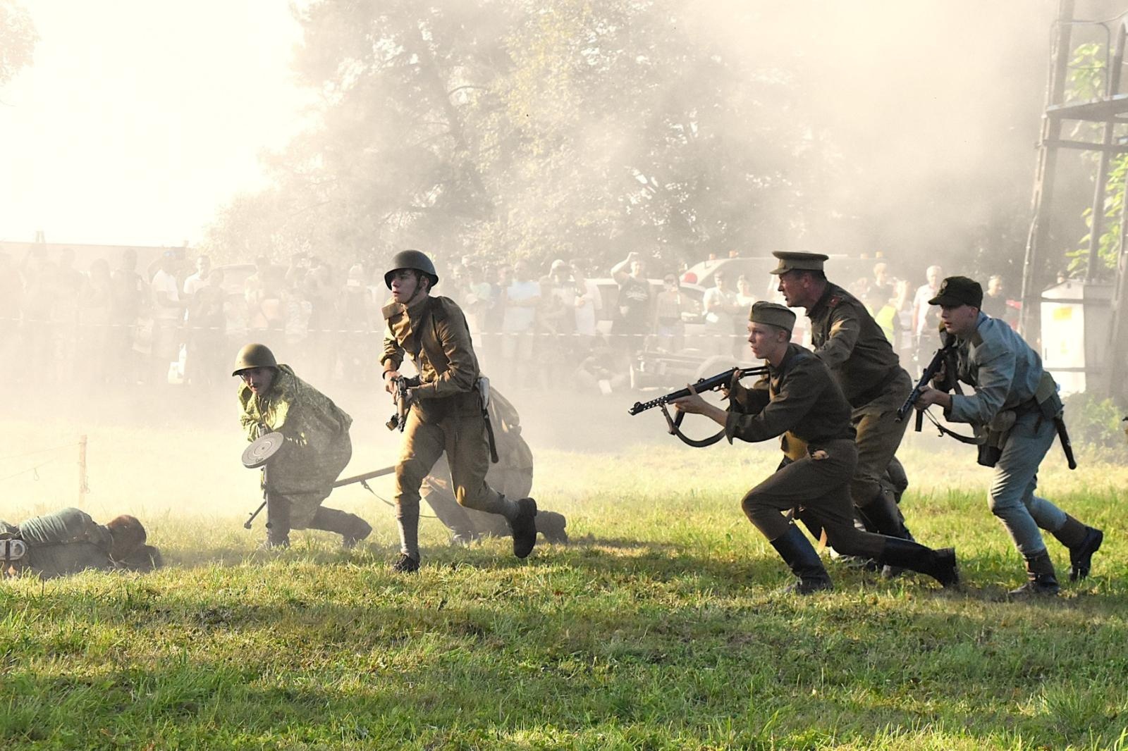 Zdjęcie w galerii na portalu naszwodzislaw.com: Tłumy na pierwszym plenerze filmowym z Franciszkiem Pieczką [FOTO] wiadomości z regionu