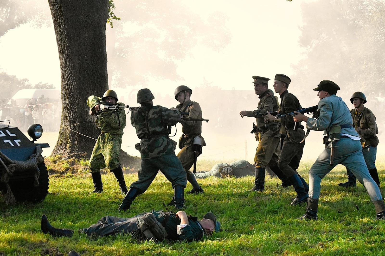 Zdjęcie w galerii na portalu naszwodzislaw.com: Tłumy na pierwszym plenerze filmowym z Franciszkiem Pieczką [FOTO] wiadomości z regionu