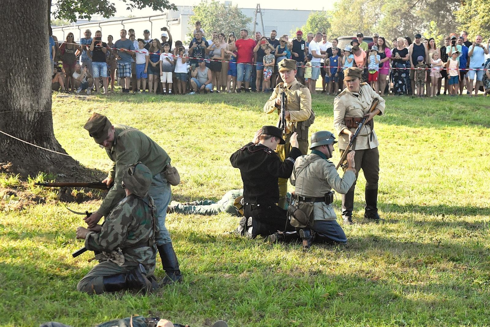 Zdjęcie w galerii na portalu naszwodzislaw.com: Tłumy na pierwszym plenerze filmowym z Franciszkiem Pieczką [FOTO] wiadomości z regionu