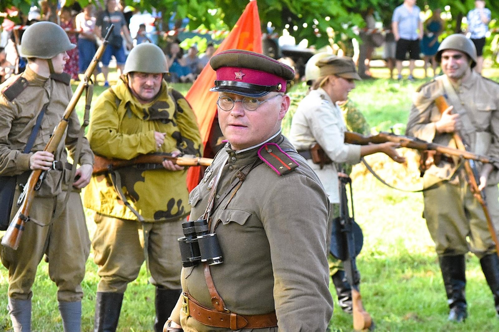 Zdjęcie w galerii na portalu naszwodzislaw.com: Tłumy na pierwszym plenerze filmowym z Franciszkiem Pieczką [FOTO] wiadomości z regionu