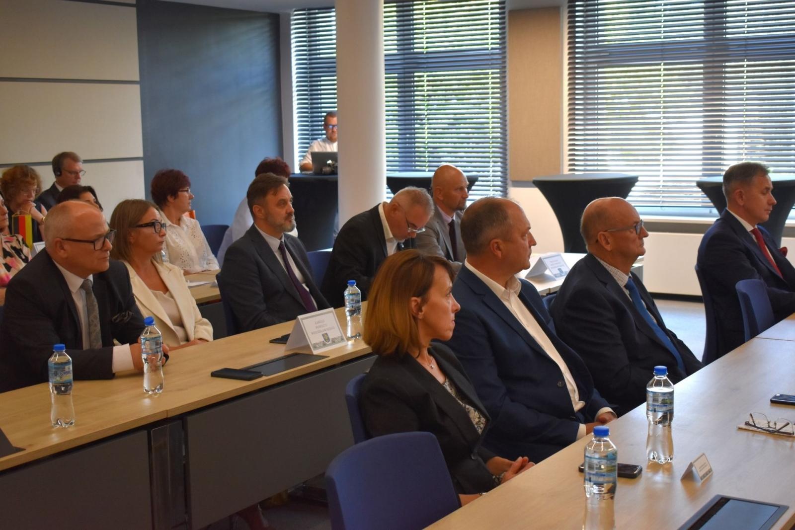 Zdjęcie w galerii na portalu naszwodzislaw.com: O szkolnictwie zawodowym i rynku pracy w międzynarodowym gronie [FOTO] wiadomości z regionu