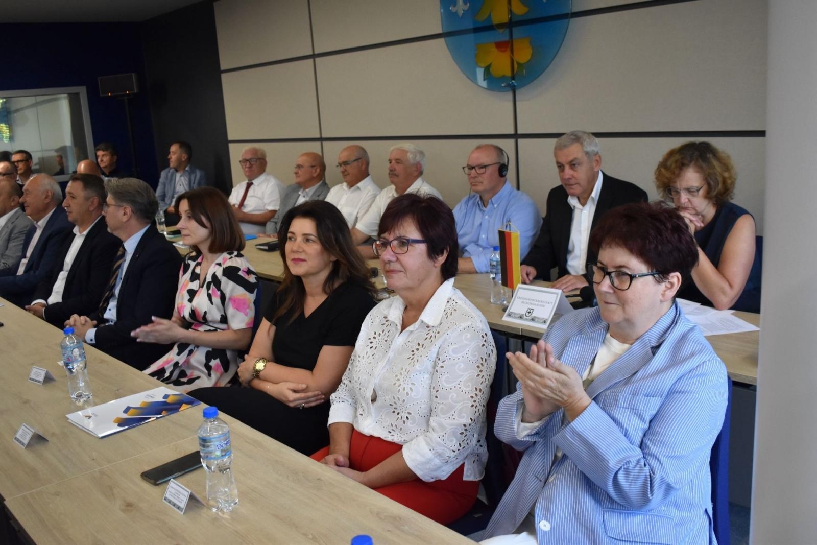 Zdjęcie w galerii na portalu naszwodzislaw.com: O szkolnictwie zawodowym i rynku pracy w międzynarodowym gronie [FOTO] wiadomości z regionu