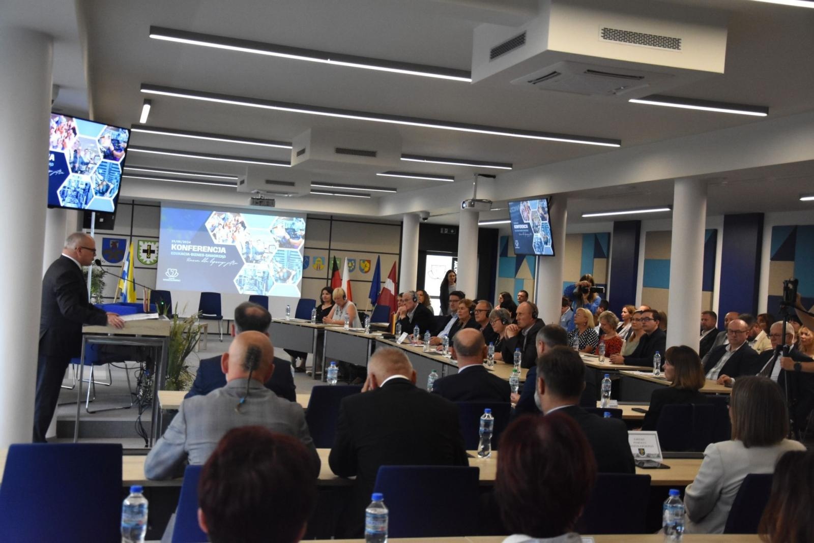 Zdjęcie w galerii na portalu naszwodzislaw.com: O szkolnictwie zawodowym i rynku pracy w międzynarodowym gronie [FOTO] wiadomości z regionu