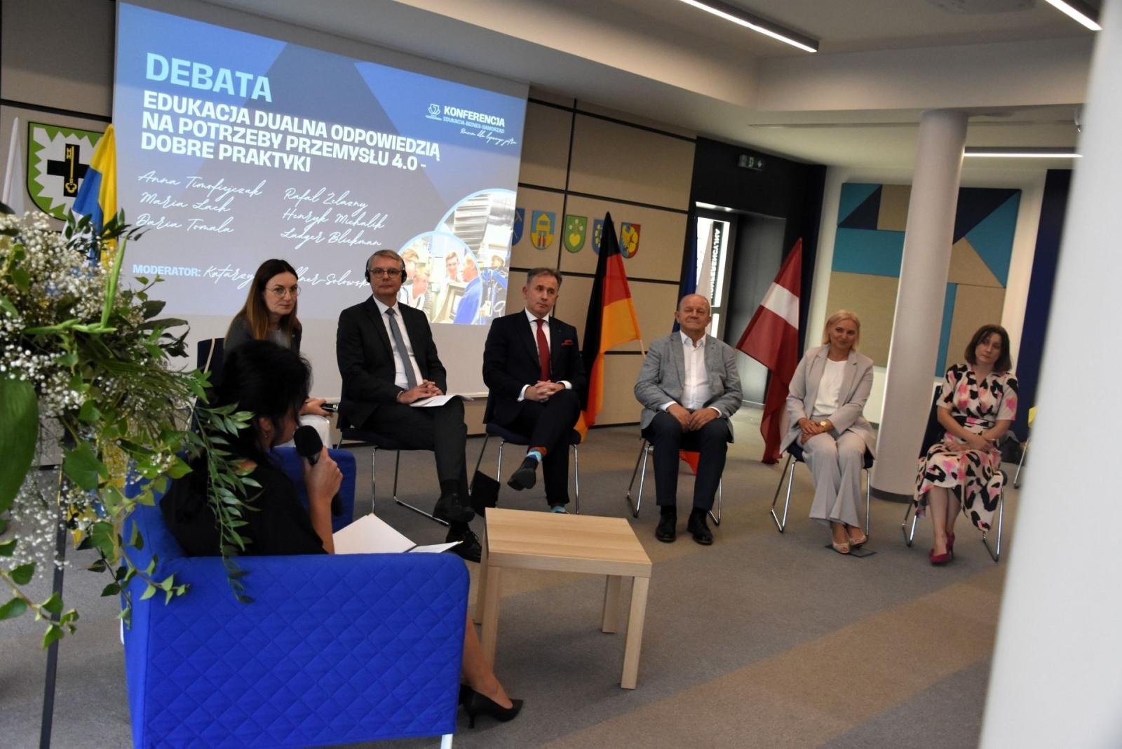 Zdjęcie w galerii na portalu naszwodzislaw.com: O szkolnictwie zawodowym i rynku pracy w międzynarodowym gronie [FOTO] wiadomości z regionu