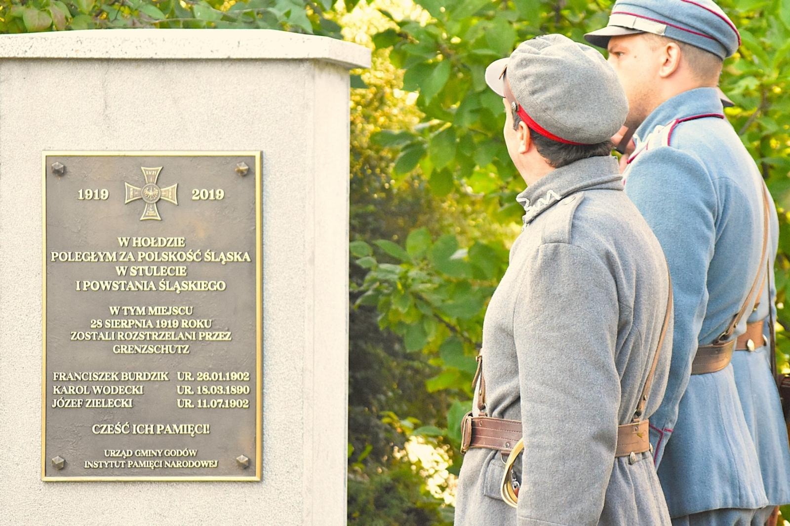 Zdjęcie w galerii na portalu naszwodzislaw.com: Spotkanie i warta honorowa przy pomniku rozstrzelanych godowian [FOTO] wiadomości z regionu