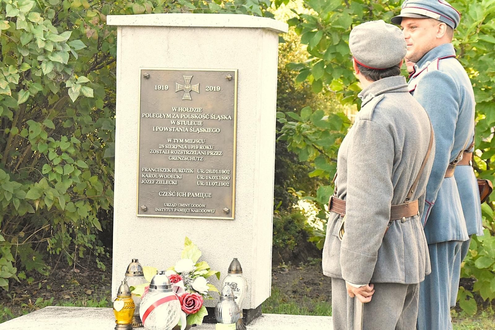 Zdjęcie w galerii na portalu naszwodzislaw.com: Spotkanie i warta honorowa przy pomniku rozstrzelanych godowian [FOTO] wiadomości z regionu