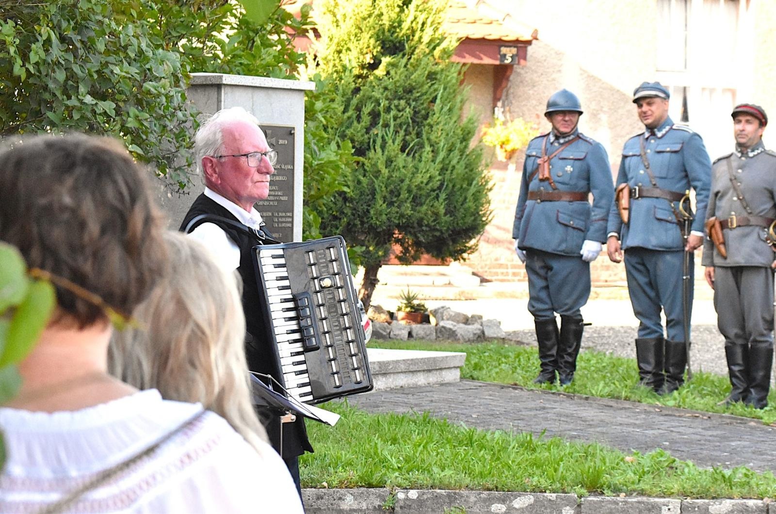 Zdjęcie w galerii na portalu naszwodzislaw.com: Spotkanie i warta honorowa przy pomniku rozstrzelanych godowian [FOTO] wiadomości z regionu