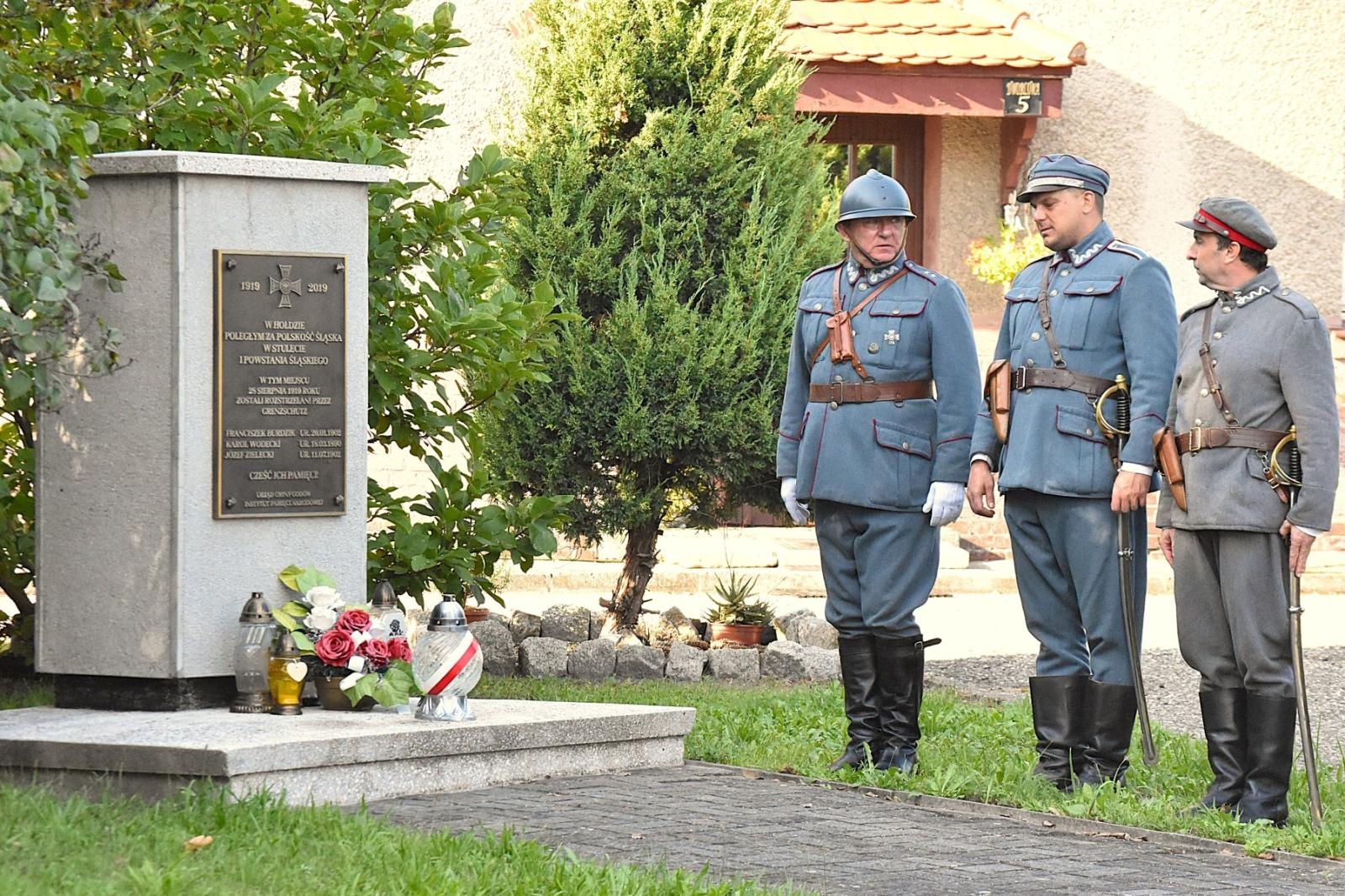 Zdjęcie w galerii na portalu naszwodzislaw.com: Spotkanie i warta honorowa przy pomniku rozstrzelanych godowian [FOTO] wiadomości z regionu