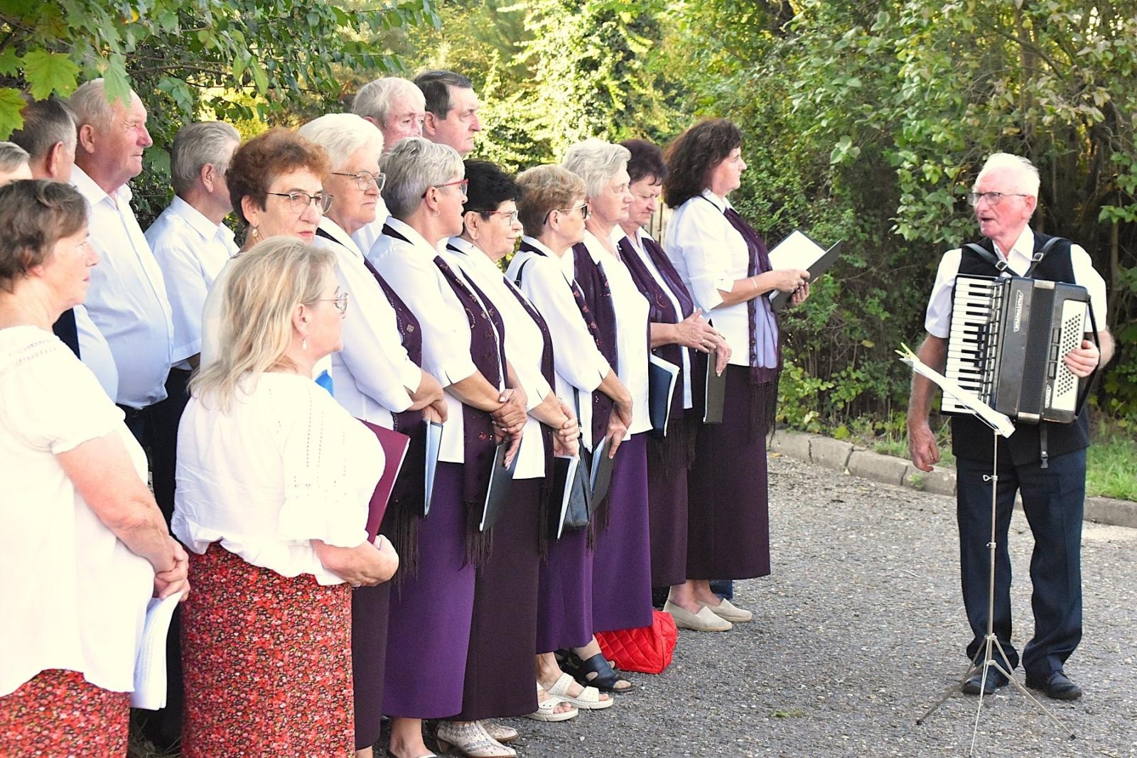 Zdjęcie w galerii na portalu naszwodzislaw.com: Spotkanie i warta honorowa przy pomniku rozstrzelanych godowian [FOTO] wiadomości z regionu