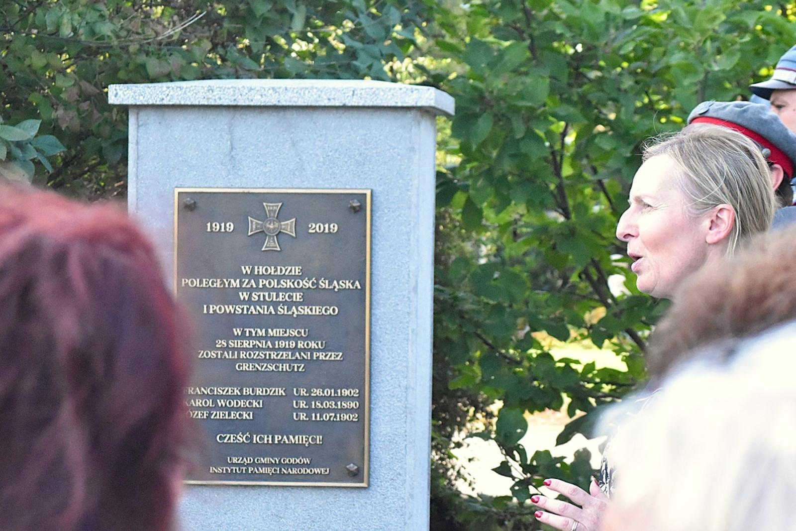 Zdjęcie w galerii na portalu naszwodzislaw.com: Spotkanie i warta honorowa przy pomniku rozstrzelanych godowian [FOTO] wiadomości z regionu