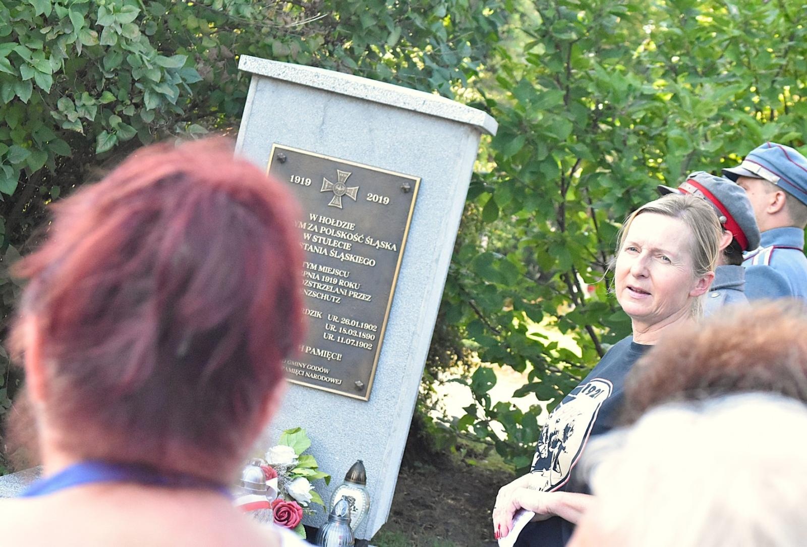 Zdjęcie w galerii na portalu naszwodzislaw.com: Spotkanie i warta honorowa przy pomniku rozstrzelanych godowian [FOTO] wiadomości z regionu