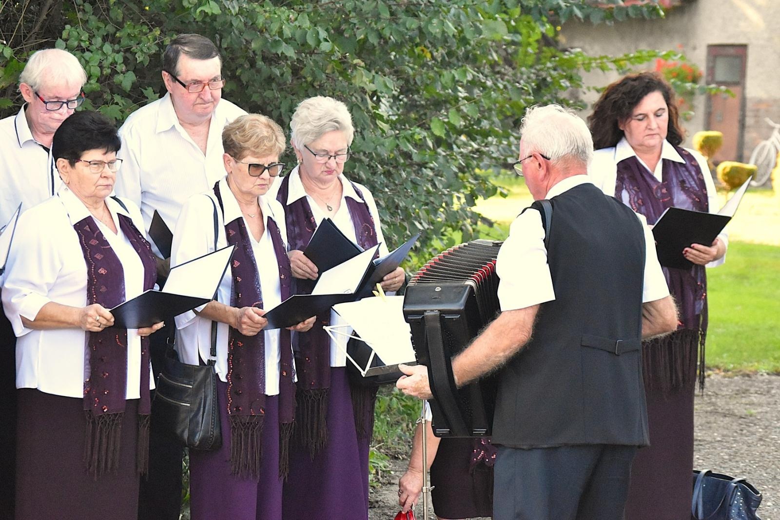 Zdjęcie w galerii na portalu naszwodzislaw.com: Spotkanie i warta honorowa przy pomniku rozstrzelanych godowian [FOTO] wiadomości z regionu
