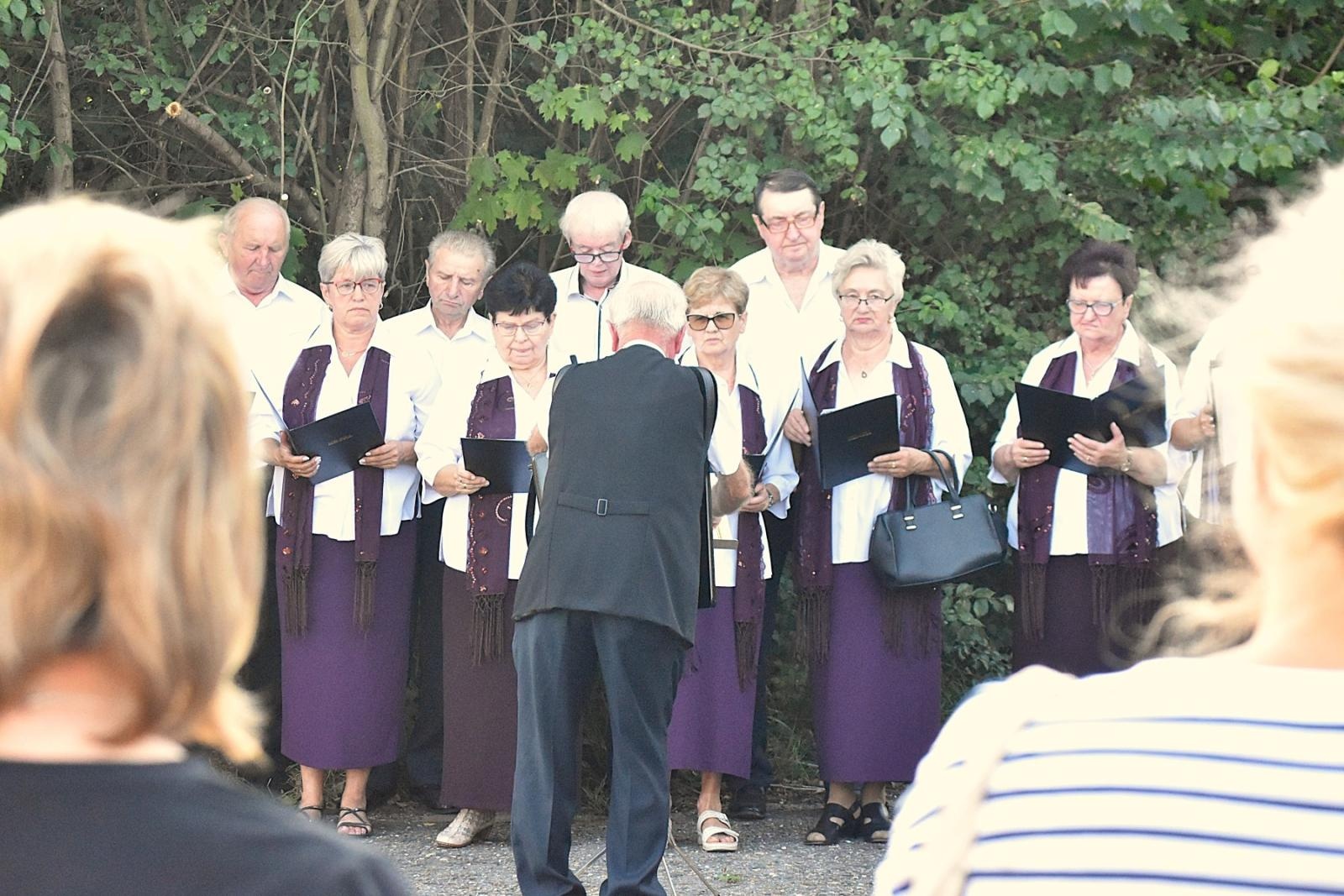 Zdjęcie w galerii na portalu naszwodzislaw.com: Spotkanie i warta honorowa przy pomniku rozstrzelanych godowian [FOTO] wiadomości z regionu