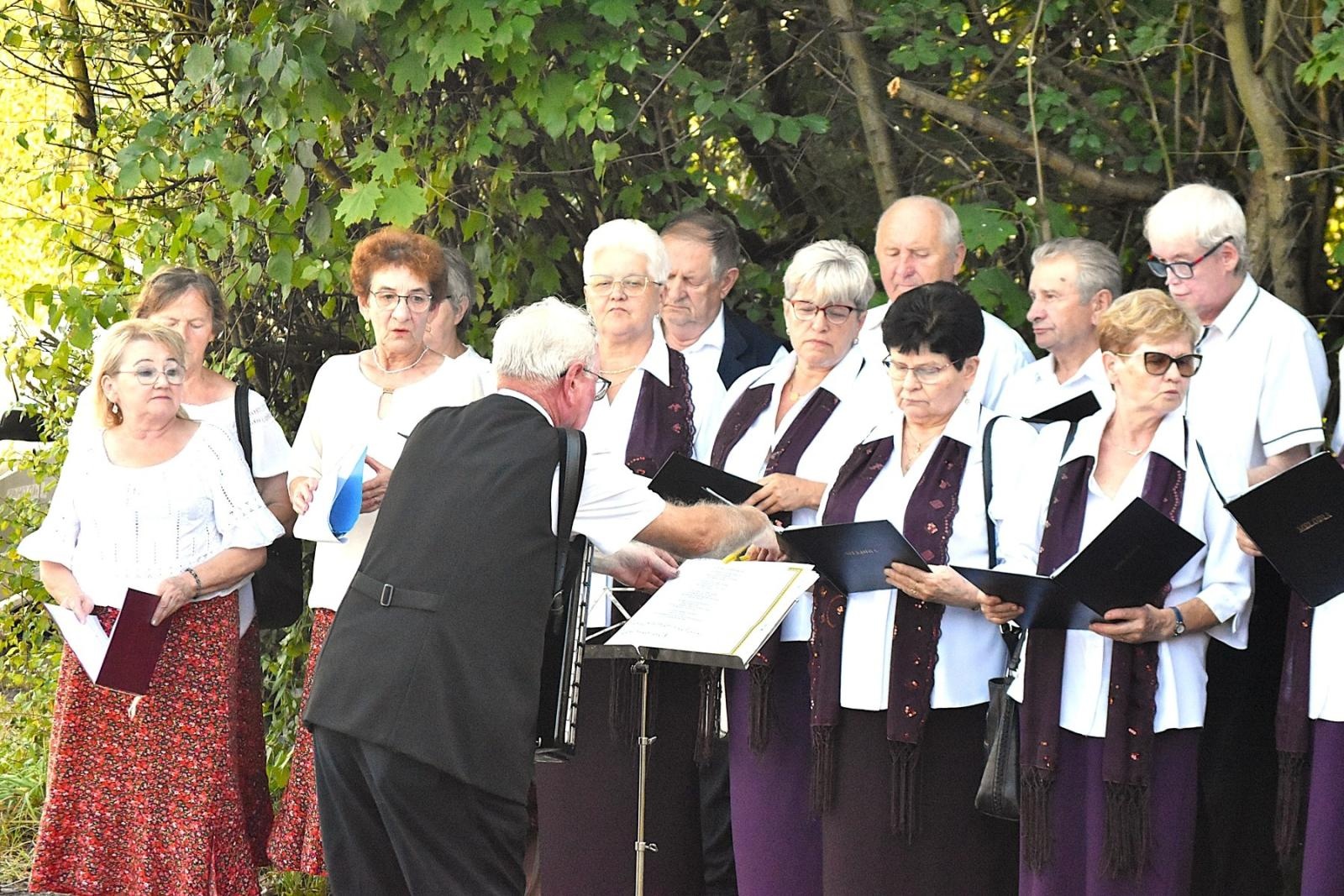 Zdjęcie w galerii na portalu naszwodzislaw.com: Spotkanie i warta honorowa przy pomniku rozstrzelanych godowian [FOTO] wiadomości z regionu
