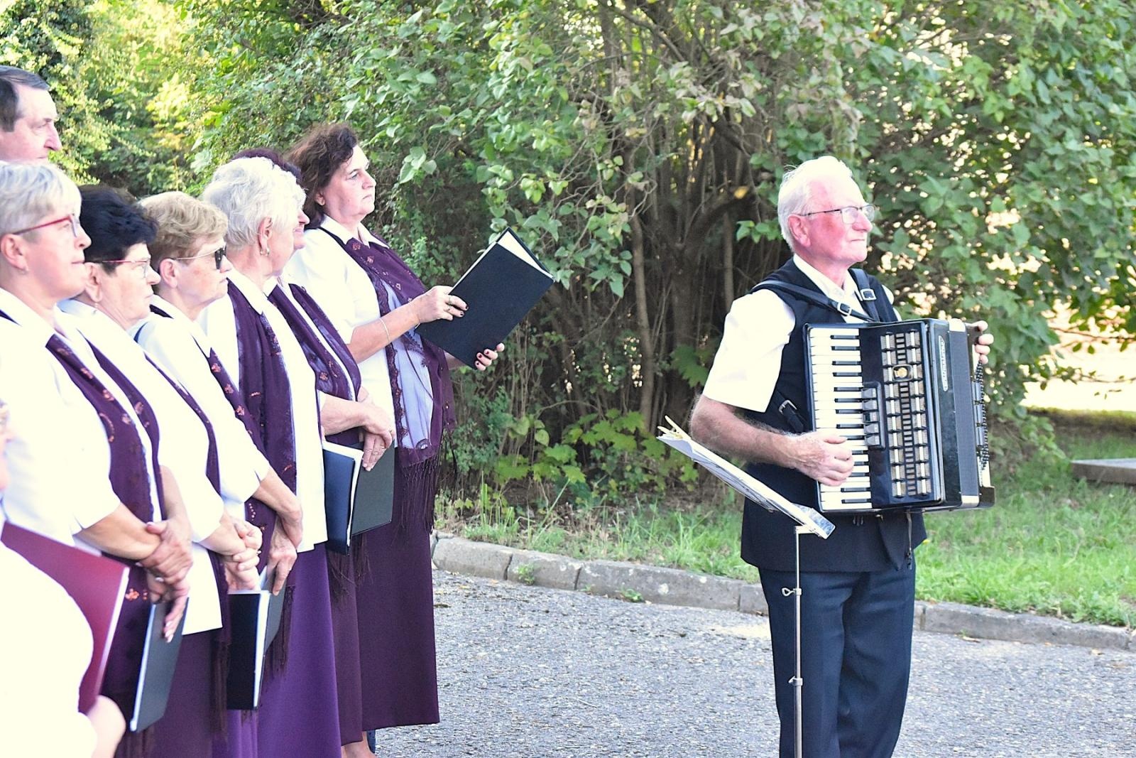 Zdjęcie w galerii na portalu naszwodzislaw.com: Spotkanie i warta honorowa przy pomniku rozstrzelanych godowian [FOTO] wiadomości z regionu