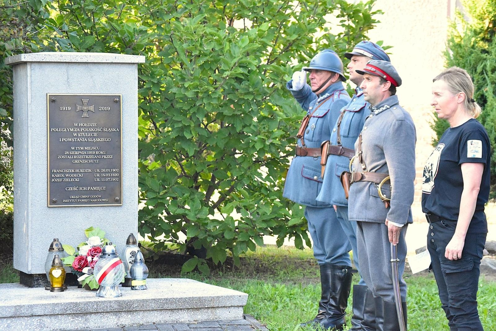 Zdjęcie w galerii na portalu naszwodzislaw.com: Spotkanie i warta honorowa przy pomniku rozstrzelanych godowian [FOTO] wiadomości z regionu