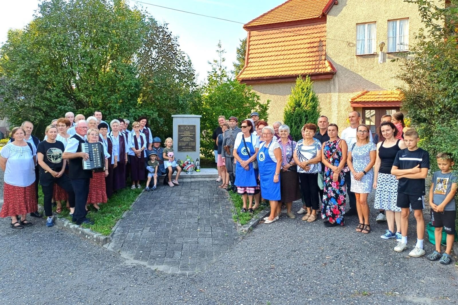 Zdjęcie w galerii na portalu naszwodzislaw.com: Spotkanie i warta honorowa przy pomniku rozstrzelanych godowian [FOTO] wiadomości z regionu