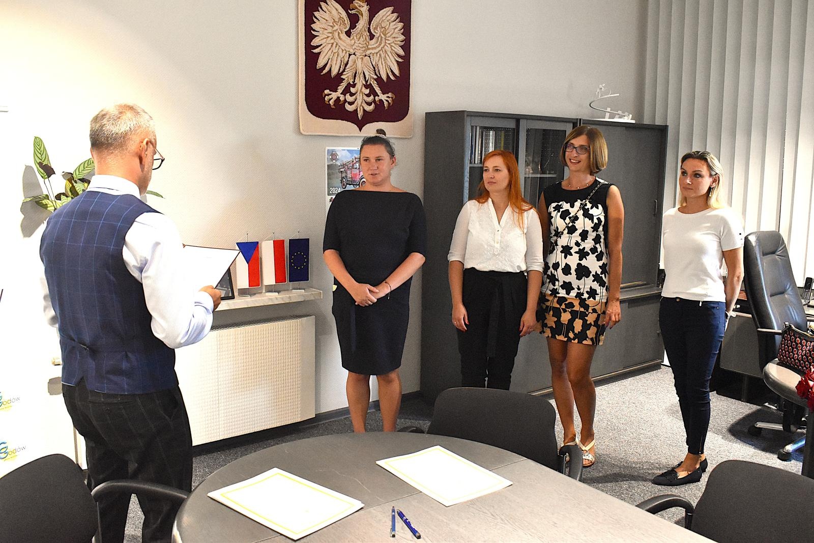 Zdjęcie w galerii na portalu naszwodzislaw.com: Kolejni nauczyciele z gminy Godów z mianowaniem wiadomości z regionu