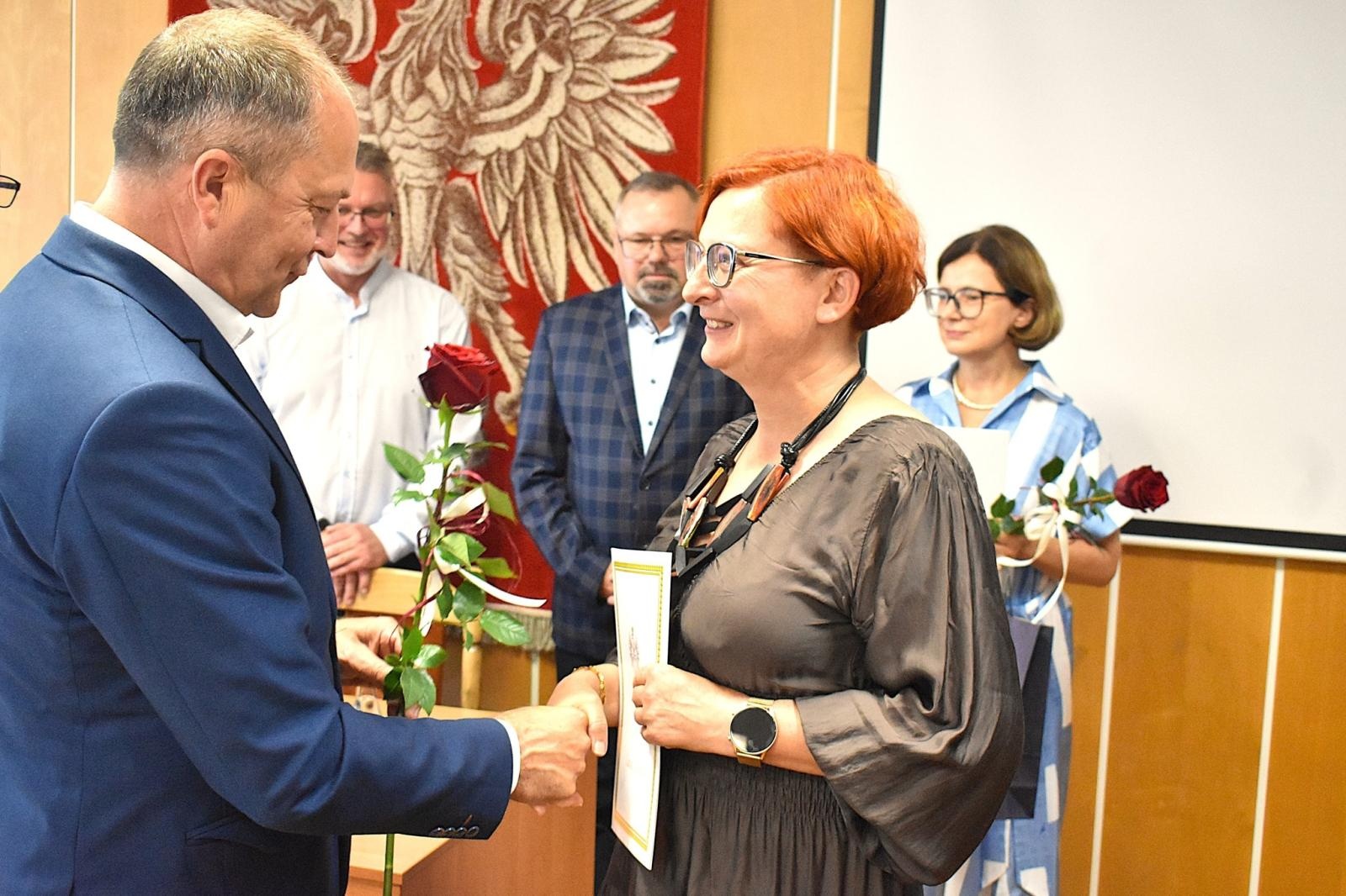 Zdjęcie w galerii na portalu naszwodzislaw.com: Zmiana warty w godowskich szkołach. Pożegnanie starych i powitanie nowych dyrektorów wiadomości z regionu