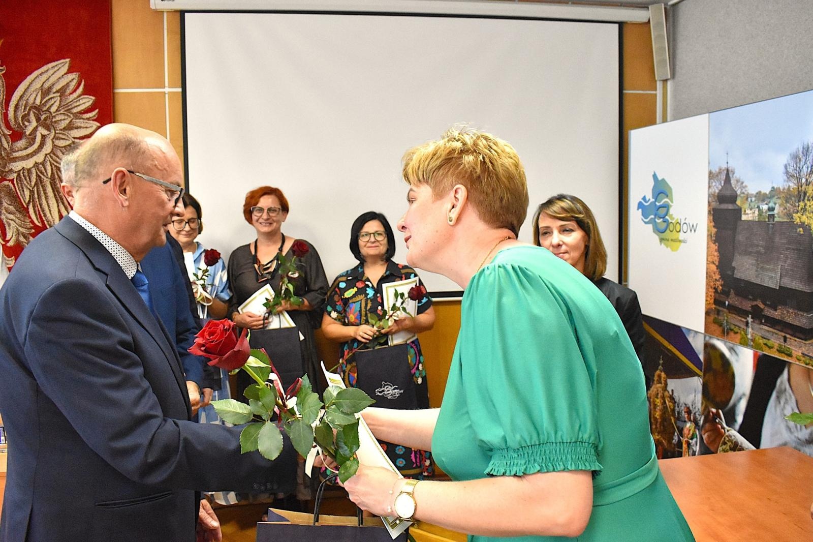 Zdjęcie w galerii na portalu naszwodzislaw.com: Zmiana warty w godowskich szkołach. Pożegnanie starych i powitanie nowych dyrektorów wiadomości z regionu