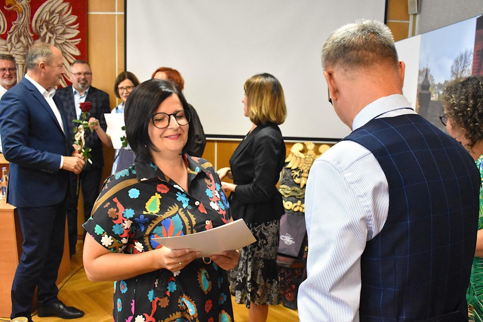 Zdjęcie w galerii na portalu naszwodzislaw.com: Zmiana warty w godowskich szkołach. Pożegnanie starych i powitanie nowych dyrektorów wiadomości z regionu