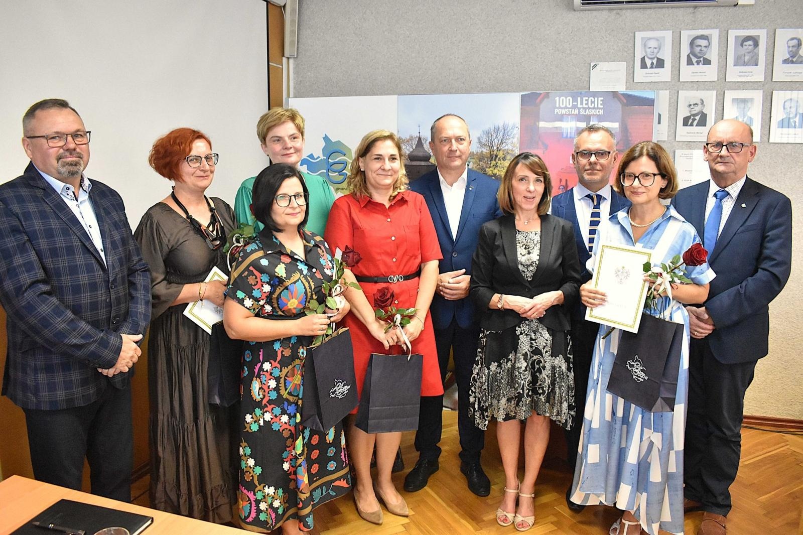 Zdjęcie w galerii na portalu naszwodzislaw.com: Zmiana warty w godowskich szkołach. Pożegnanie starych i powitanie nowych dyrektorów wiadomości z regionu