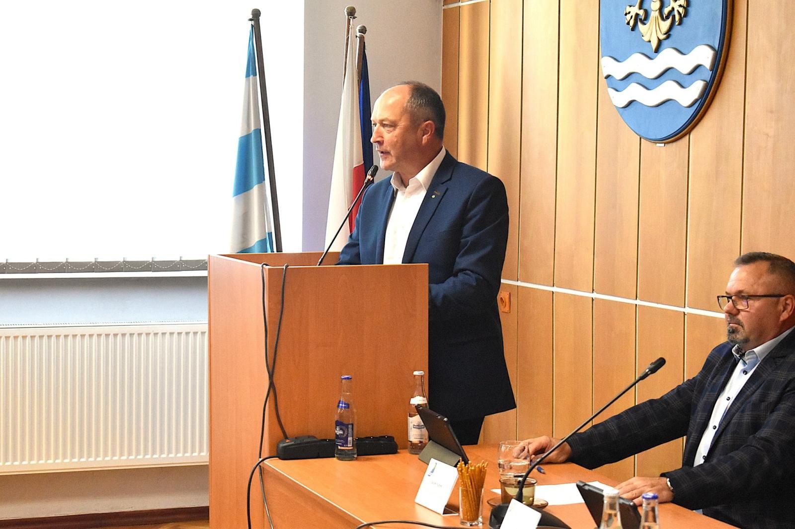 Zdjęcie w galerii na portalu naszwodzislaw.com: Zmiana warty w godowskich szkołach. Pożegnanie starych i powitanie nowych dyrektorów wiadomości z regionu