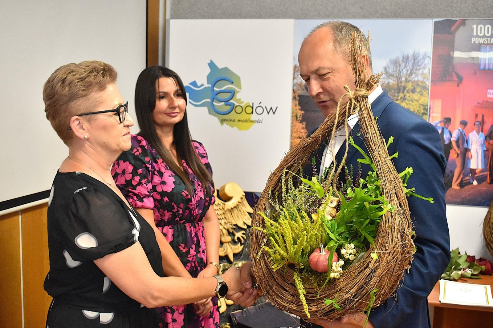 Zdjęcie w galerii na portalu naszwodzislaw.com: Zmiana warty w godowskich szkołach. Pożegnanie starych i powitanie nowych dyrektorów wiadomości z regionu