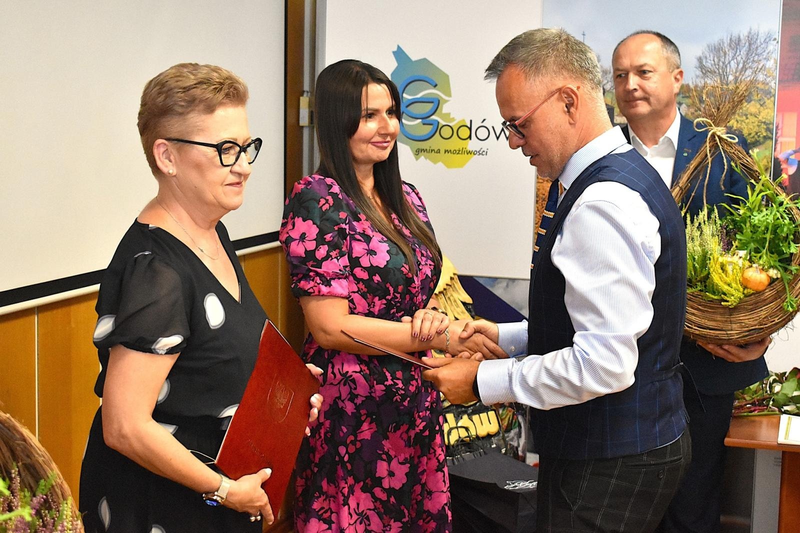 Zdjęcie w galerii na portalu naszwodzislaw.com: Zmiana warty w godowskich szkołach. Pożegnanie starych i powitanie nowych dyrektorów wiadomości z regionu