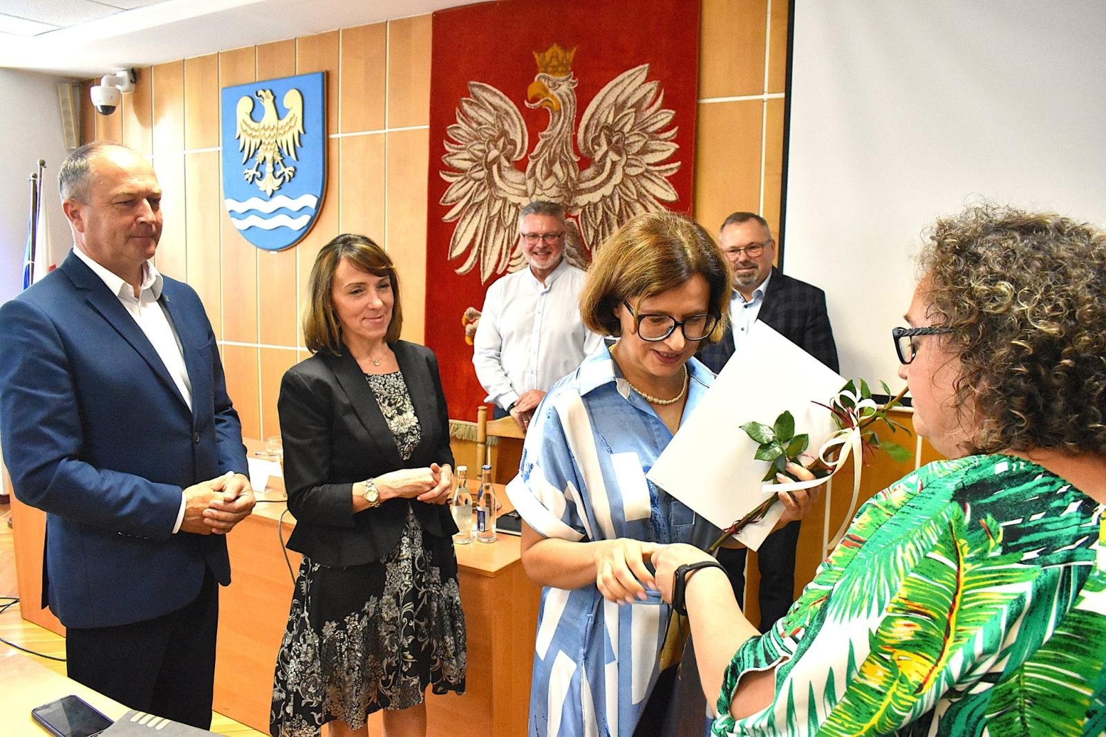 Zdjęcie w galerii na portalu naszwodzislaw.com: Zmiana warty w godowskich szkołach. Pożegnanie starych i powitanie nowych dyrektorów wiadomości z regionu