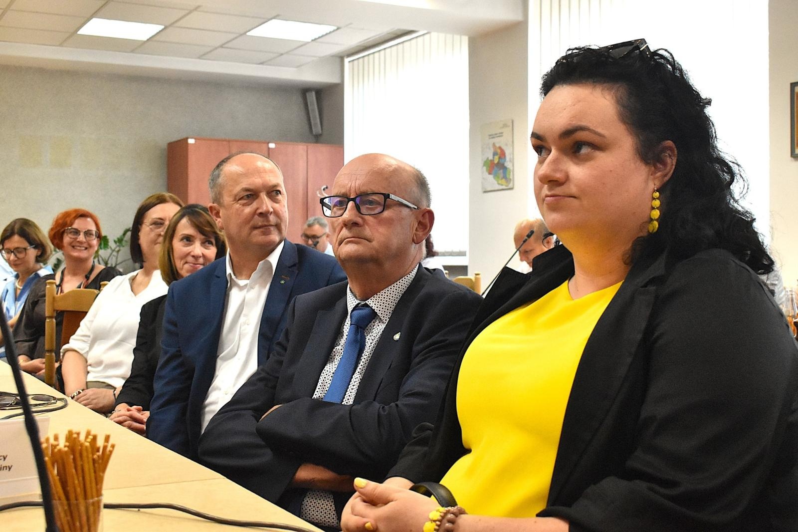 Zdjęcie w galerii na portalu naszwodzislaw.com: Zmiana warty w godowskich szkołach. Pożegnanie starych i powitanie nowych dyrektorów wiadomości z regionu