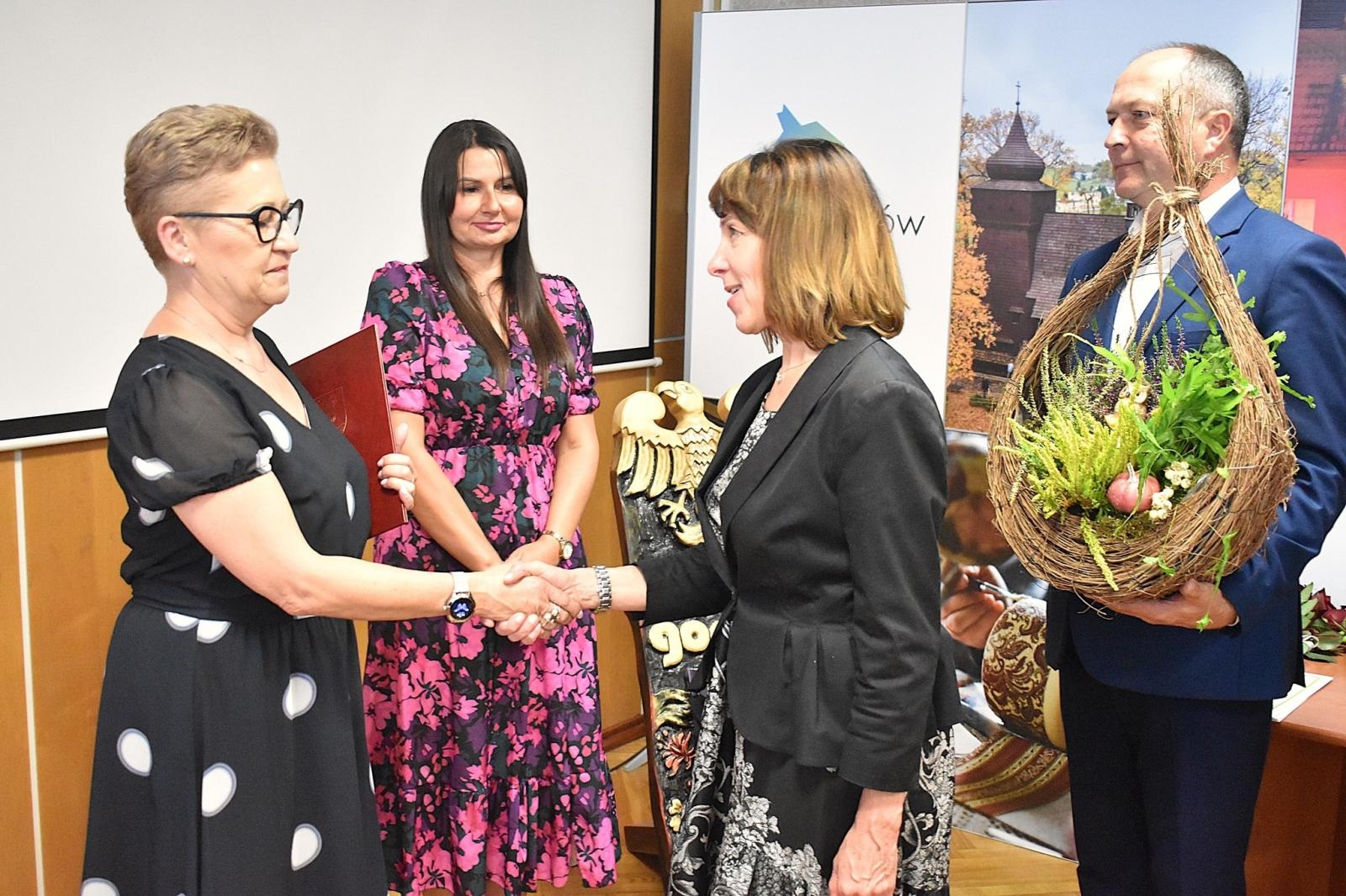 Zdjęcie w galerii na portalu naszwodzislaw.com: Zmiana warty w godowskich szkołach. Pożegnanie starych i powitanie nowych dyrektorów wiadomości z regionu