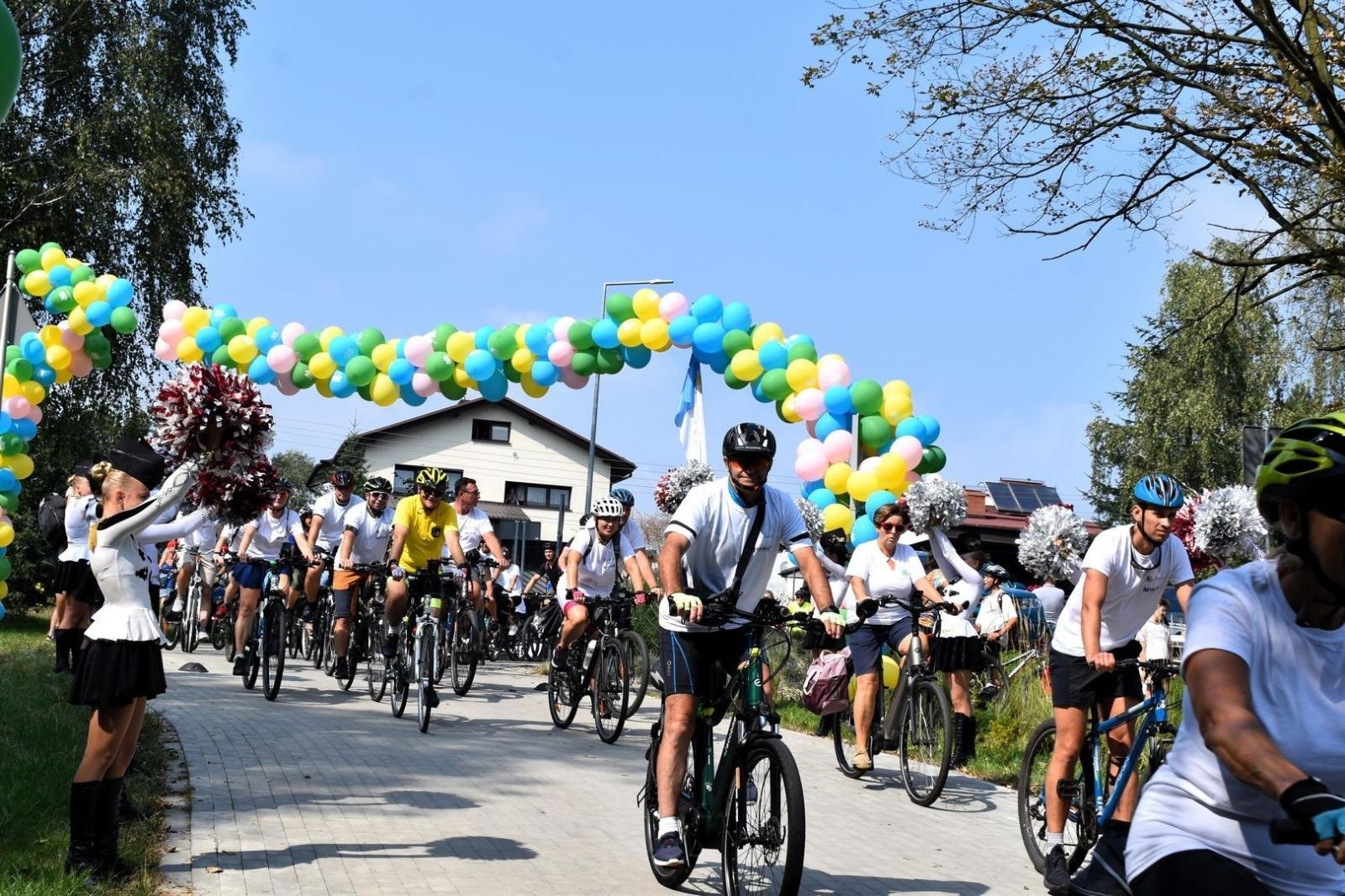 Zdjęcie w galerii na portalu naszwodzislaw.com: Setki uczestników Powiatowego Rajdu Rowerowego [FOTO] wiadomości z regionu