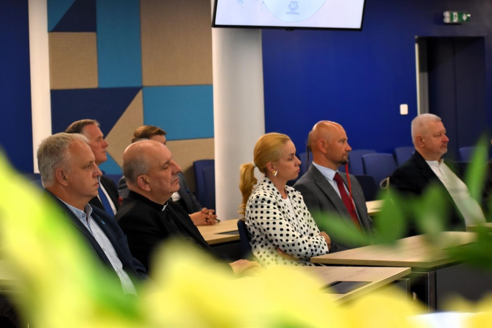 Zdjęcie w galerii na portalu naszwodzislaw.com: Nowi dyrektorzy i awanse. Powiatowa inauguracja roku szkolnego [FOTO] wiadomości z regionu