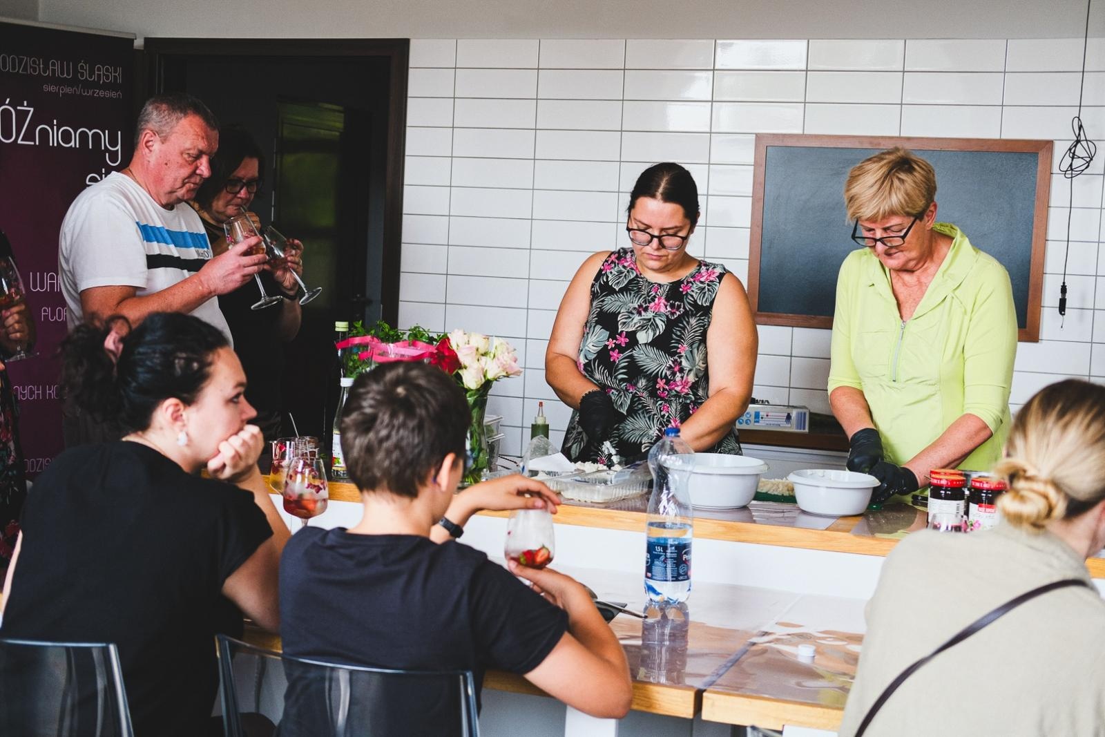 Zdjęcie w galerii na portalu naszwodzislaw.com: RÓŻnorodność smaków. Warsztaty kulinarne z WCK [FOTO] wiadomości z regionu