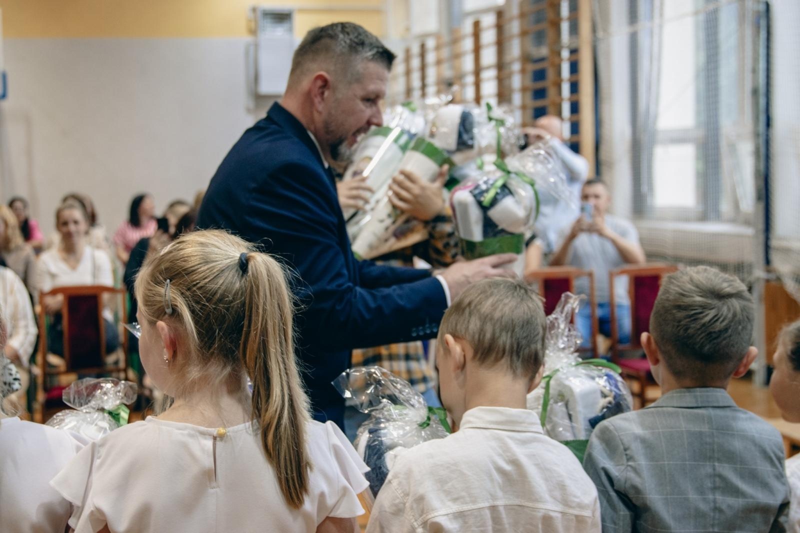 Zdjęcie w galerii na portalu naszwodzislaw.com: Wakacji nadszedł kres. W Wodzisławiu Śląskim zainaugurowano nowy rok szkolny [FOTO] wiadomości z regionu