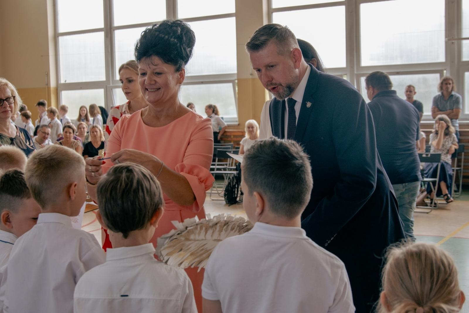 Zdjęcie w galerii na portalu naszwodzislaw.com: Wakacji nadszedł kres. W Wodzisławiu Śląskim zainaugurowano nowy rok szkolny [FOTO] wiadomości z regionu